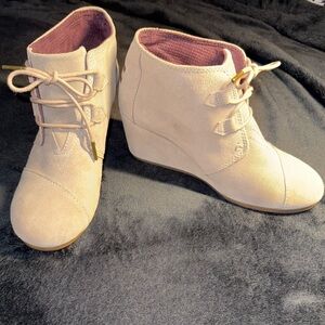 NWOT TOM’S Women's Beige Wedge Ankle Boots (9.5)